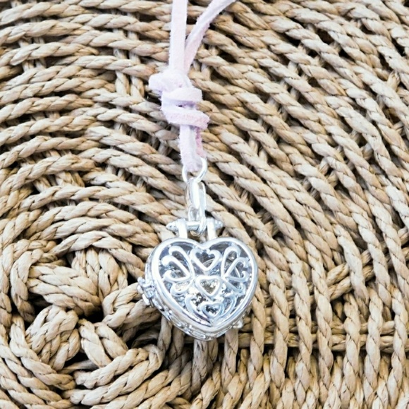 LAST ONE-NWT BOHO HEART LOCKET  WOVEN RATTAN BAG - Picture 3 of 7